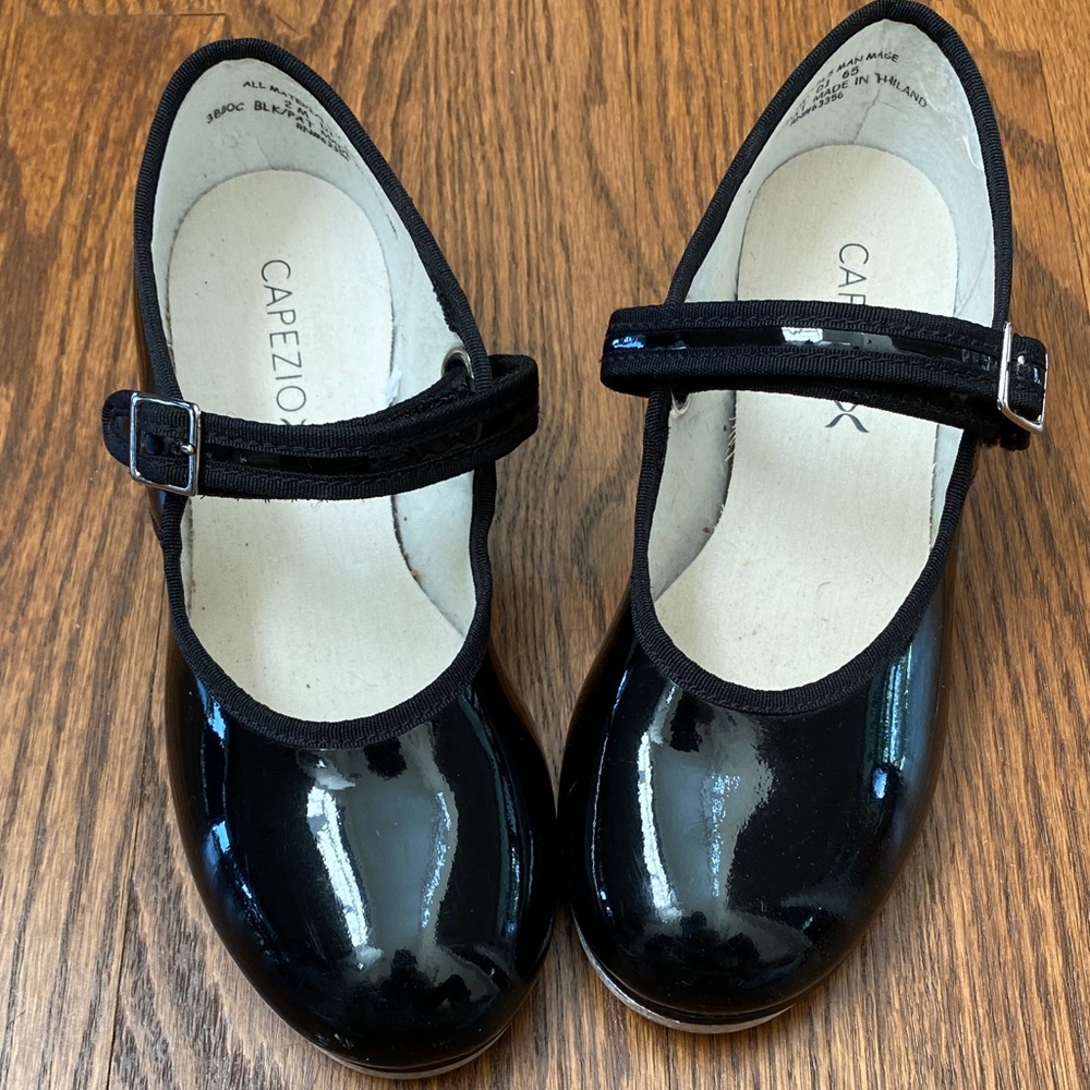 Capezio Shiny Black patent tap shoes very lightly used. Size 2 M.